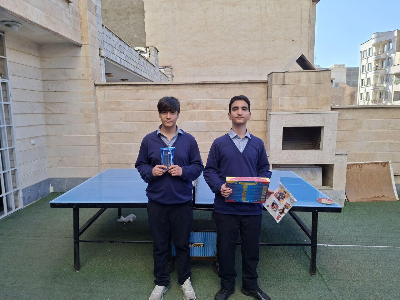 تصویر جمعی نفرات برتر آزمون&zwnj;های جامع هفتگی و قلم&zwnj;چی دبیرستان پژوهان