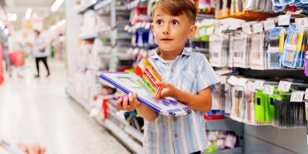 کودک در حال خرید لوازم التحریر
